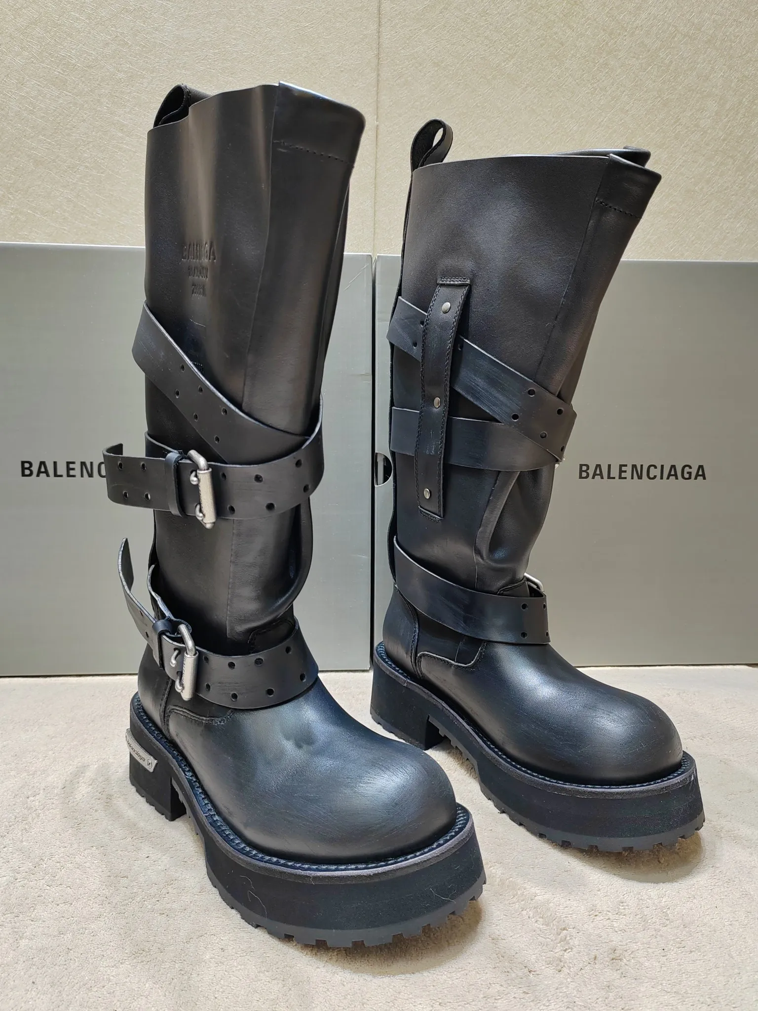 👟👟Ex-factory price 1120👟👟 Balenciaga 25FWVenom couple style high boots, mid-calf boots. Please look for the high version. This design is unique, with straps and belt elements as highlights. Not only can the boots be firmly attached to the foot, but the tightness can also be adjusted at will. In terms of details, the brand's iconic distressed hardware is used throughout. Cleverly creating a retro wear effect, highlighting individual attitude and matching with thick toothed rubber soles, it not only ensures wearing comfort, but also strengthens the overall sense of fashion and recognition. Venom high boots are undoubtedly a fashion item not to be missed this season. They will add unique charm to fashion lovers' outfits and lead a new round of fashion. Boot height is 270mm. The upper layer of cowhide is distressed. The lining is water-dyed cowhide. Outsole height is 5CM. Original open-molded leather welt combination outsole. Size: 35-40 (custom-made size 40 cannot be returned or exchanged)